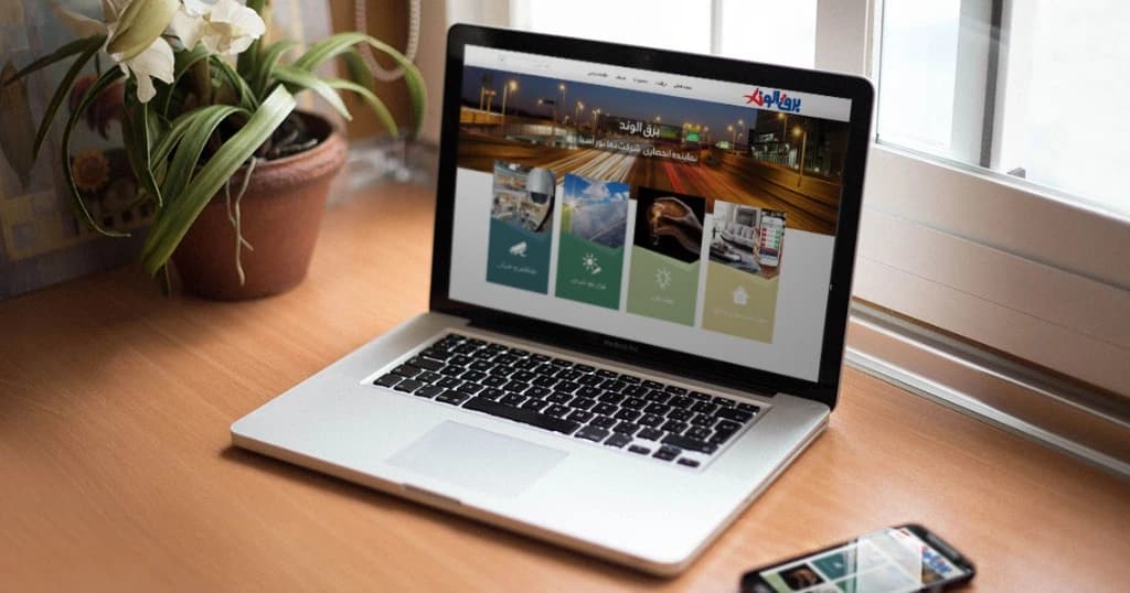 El sitio web de Alvand Electric en portátil y móvil