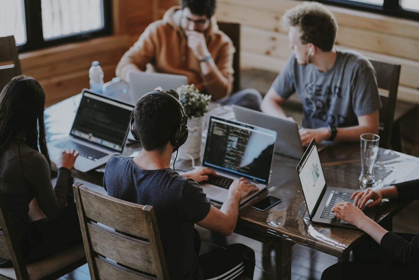 El equipo de AKAF trabajando en proyectos de software